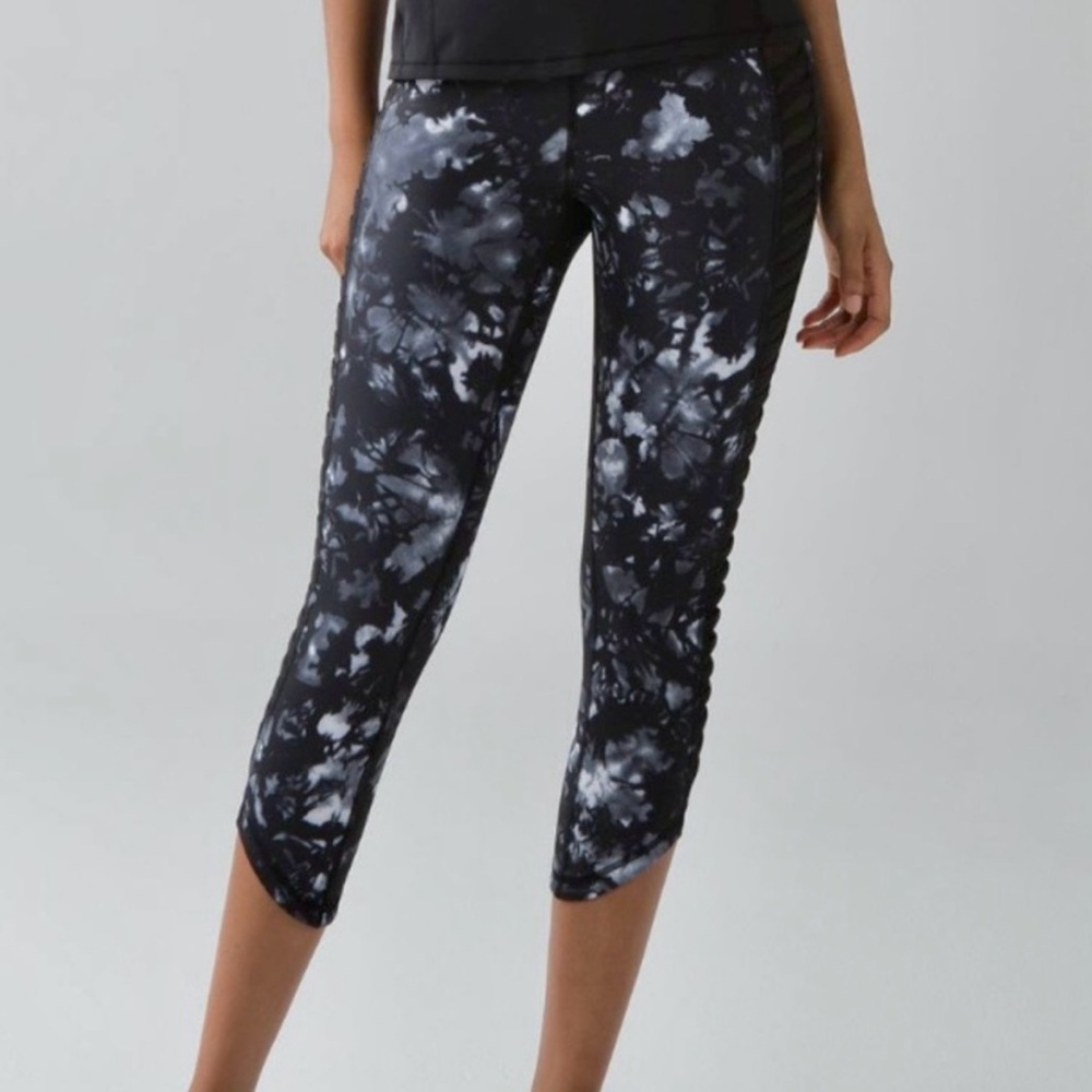 Lululemon - Sunshine Salutation Crop
